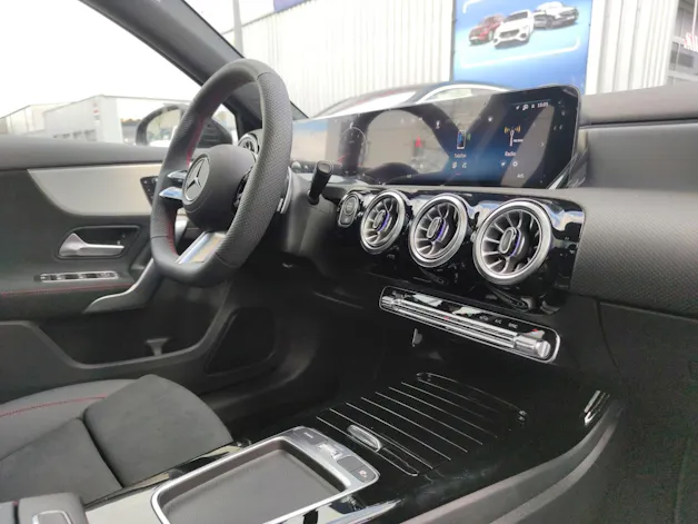 MERCEDES-BENZ A 250 AMG Line 4Matic