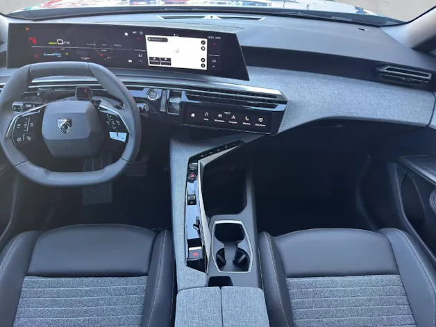 PEUGEOT 5008 e-Allure Premium AWD
