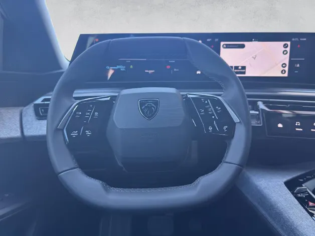 PEUGEOT 5008 e-Allure Premium AWD