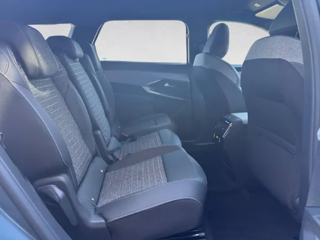 PEUGEOT 5008 e-Allure Premium AWD