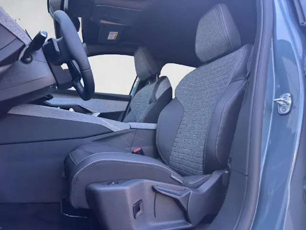 PEUGEOT 5008 e-Allure Premium AWD