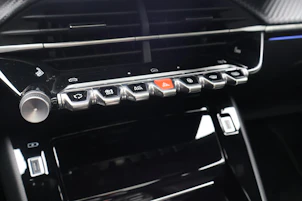 Fahrzeugbild PEUGEOT 2008 1.2 Hybrid 145 GT Exclusive
