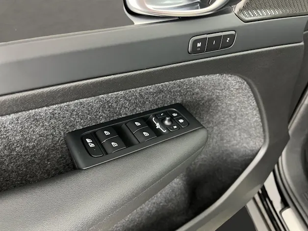 Volvo XC40 2.0 B3 MH Plus Dark