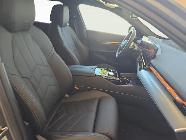 BMW i5 M60 xDrive / ab 0,99% Leasing bei Abschluss einer Protect Autoversicherung