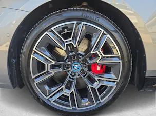 BMW i5 M60 xDrive / ab 0,99% Leasing bei Abschluss einer Protect Autoversicherung