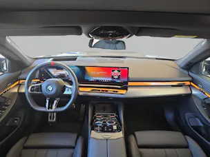 BMW i5 M60 xDrive / ab 0,99% Leasing bei Abschluss einer Protect Autoversicherung