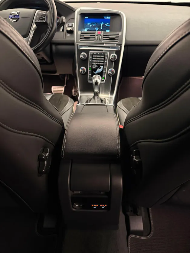 Volvo XC60 2.4 D4 Momentum R-Design AWD