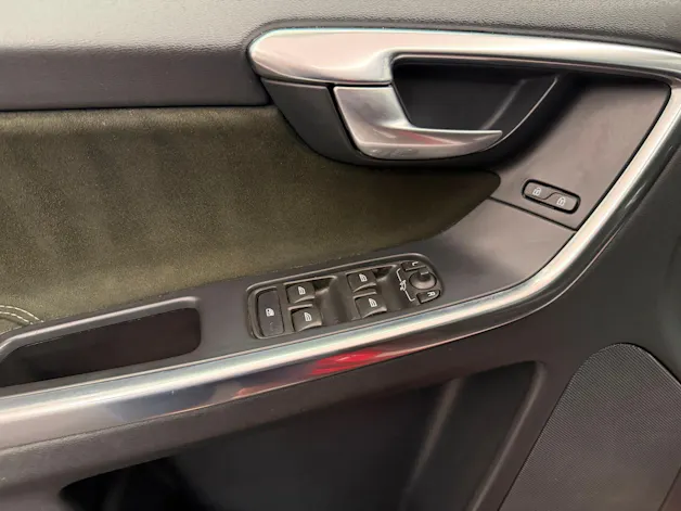 Volvo XC60 2.4 D4 Momentum R-Design AWD