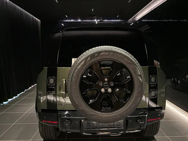 Land Rover Defender 110 3.0 D I6 250 X-Dynamic SE