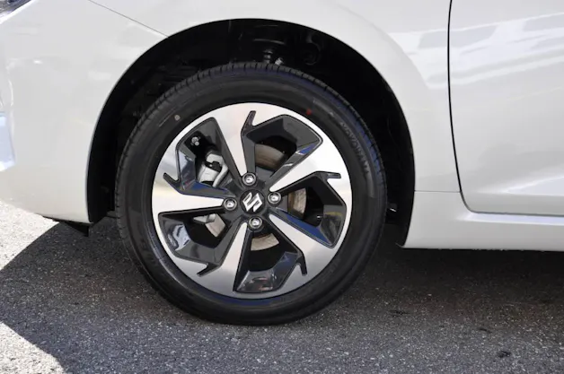 Suzuki Swift 1.2 Sakura Top Hybrid