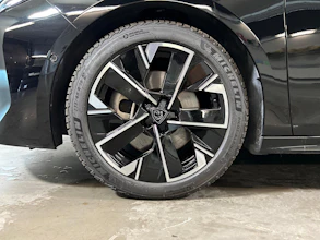 https://vehicle.imgix.net/4389547/e7659c08-6ed0-42d4-976d-8b84b8f54573.jpg