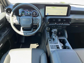 https://vehicle.imgix.net/4389591/948fe480-0e97-4ec7-85e7-dd0caf7d0665.jpg