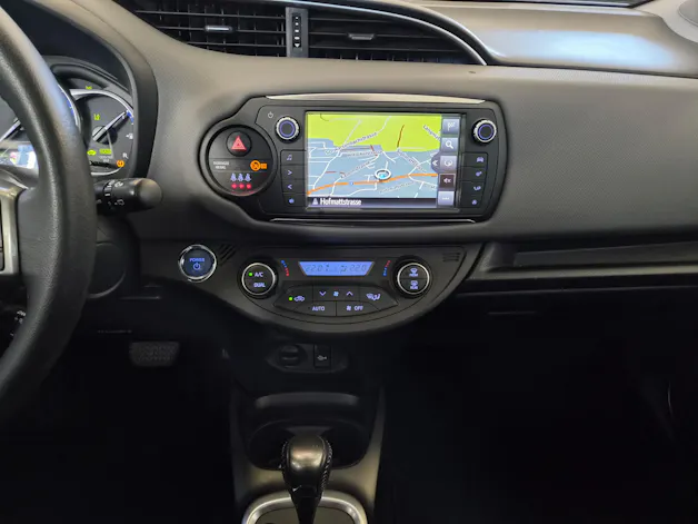 Toyota Yaris 1.5 VVT-i HSD Style Bi-tone