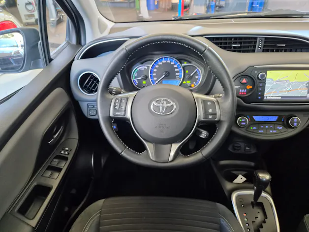 Toyota Yaris 1.5 VVT-i HSD Style Bi-tone