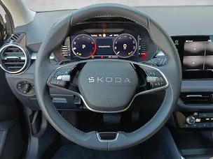 Škoda Fabia 1.0 TSI Selection Tour DSG*Navi*Climatronic*LED*Keyless*Kamera*Sitzheizung*