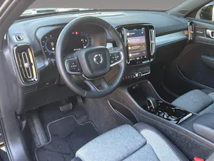 Volvo XC40 B3 Benzin Mild Hybrid Plus Dark DCT