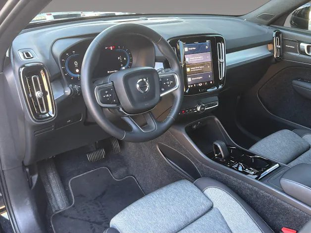 Volvo XC40 B3 Benzin Mild Hybrid Plus Dark DCT