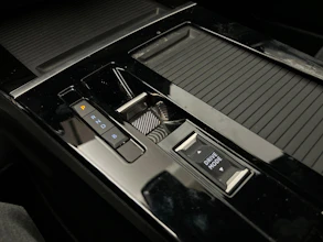 https://vehicle.imgix.net/4392095/4461f769-35be-459e-9764-879fa0cad377.jpg