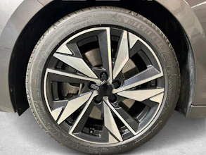 https://vehicle.imgix.net/4392101/a8c30bff-9a93-4f74-bd0e-0c899cc58932.jpg