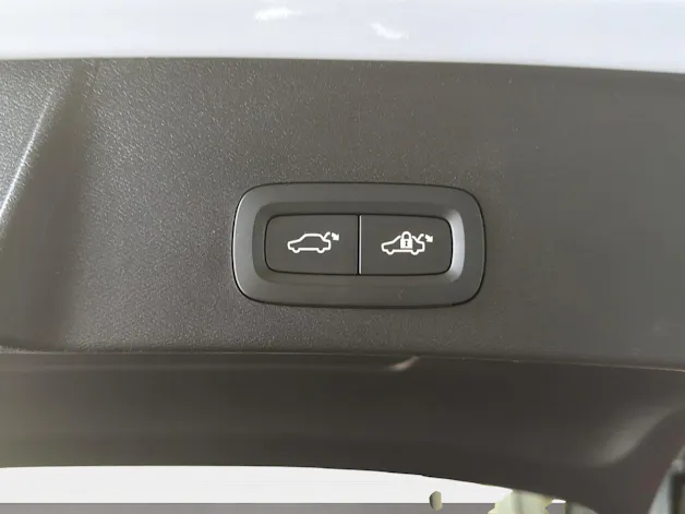 VOLVO XC40 2.0 B3 MH Plus Dark