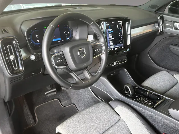 VOLVO XC40 2.0 B3 MH Plus Dark