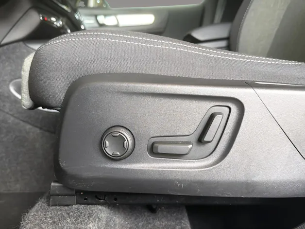 VOLVO XC40 2.0 B3 MH Plus Dark