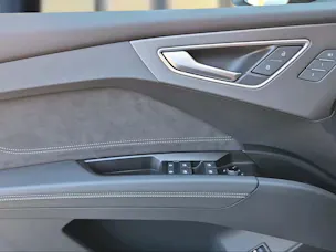 Audi Q4 e-tron SUV quattro performance Mythosschwarz Metallic