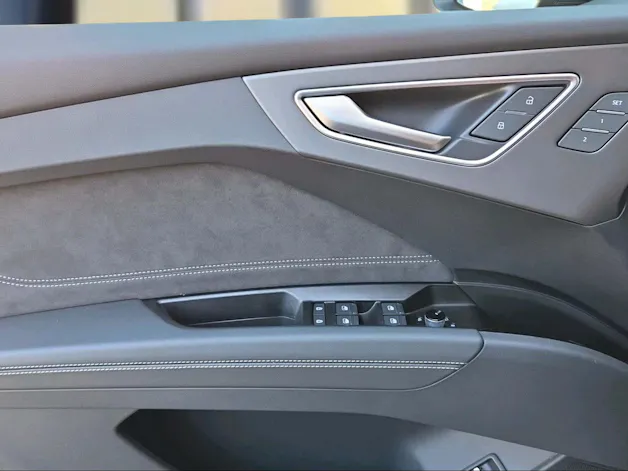Audi Q4 e-tron SUV quattro performance Mythosschwarz Metallic