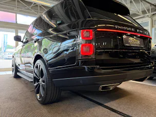 Land Rover Range Rover 5.0 V8 S/C SV AB Dynamic | CH | ALL BLACK | Fond Entertain 10" Multimedia | Standheiz. | Pano | HeadUp | Kühlbox |