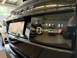 Land Rover Range Rover 5.0 V8 S/C SV AB Dynamic | CH | ALL BLACK | Fond Entertain 10" Multimedia | Standheiz. | Pano | HeadUp | Kühlbox |