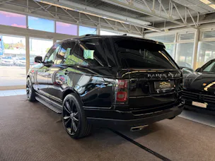 Land Rover Range Rover 5.0 V8 S/C SV AB Dynamic | CH | ALL BLACK | Fond Entertain 10" Multimedia | Standheiz. | Pano | HeadUp | Kühlbox |