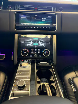 Land Rover Range Rover 5.0 V8 S/C SV AB Dynamic | CH | ALL BLACK | Fond Entertain 10" Multimedia | Standheiz. | Pano | HeadUp | Kühlbox |
