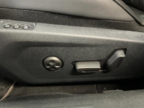 https://vehicle.imgix.net/4393485/1f4e5037-2c6f-4b6f-a4d5-409b8dd20f1e.jpg
