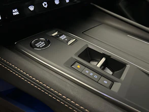 https://vehicle.imgix.net/4393485/c452f599-a4b6-4afe-9211-4f6fb17c4705.jpg
