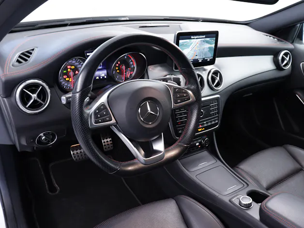 MERCEDES-BENZ GLA 250 AMG Line 4m