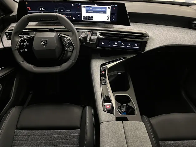 PEUGEOT 3008 1.2 Hybrid Allure Premium