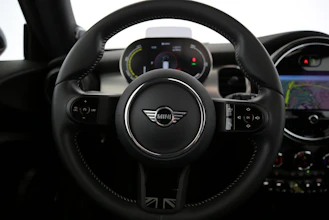https://vehicle.imgix.net/4394614/fa276c38-7ed4-4e5e-8fcc-a9b8c431124f.jpg