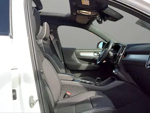 Volvo XC40 B3 Benzin Mild Hybrid Plus Dark DCT