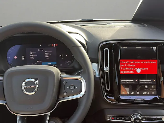 Volvo XC40 B3 Benzin Mild Hybrid Plus Dark DCT