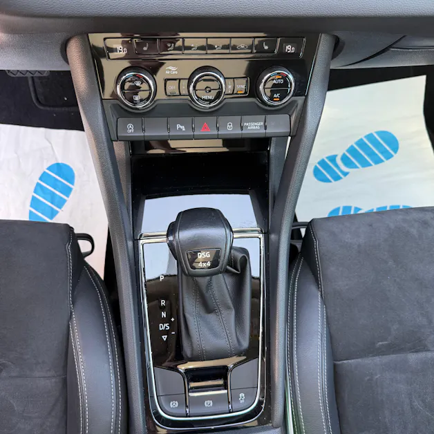 SKODA Karoq 2.0 TDI CR Style 4x4 DSG *ALCANTARA-SITZE - PANORAMA-DACH - ANHÄGERKUPPLUNG*