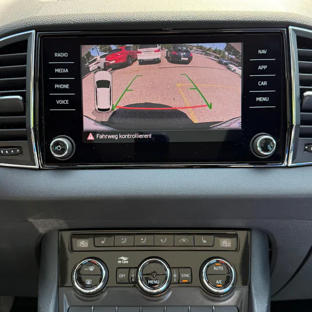 SKODA Karoq 2.0 TDI CR Style 4x4 DSG *ALCANTARA-SITZE - PANORAMA-DACH - ANHÄGERKUPPLUNG*