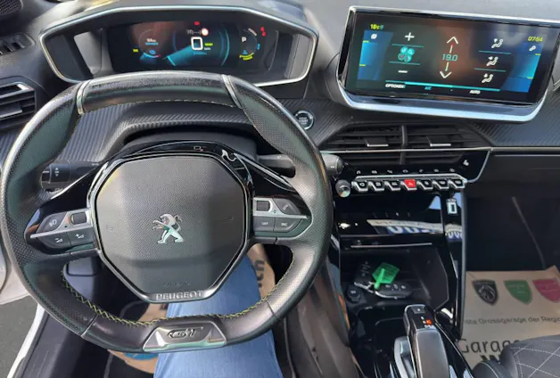 PEUGEOT 208