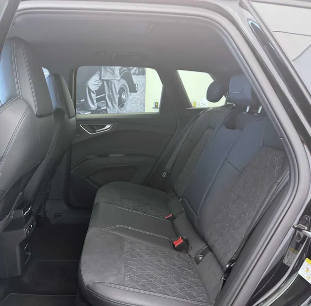 Audi Q4 e-tron SUV quattro performance Swiss Ski
