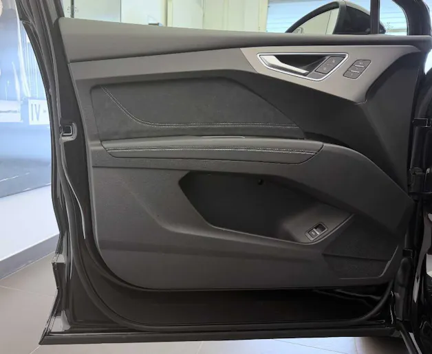 Audi Q4 e-tron SUV quattro performance Swiss Ski