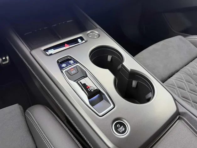 Audi Q4 e-tron SUV quattro performance Swiss Ski