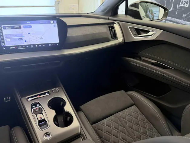 Audi Q4 e-tron SUV quattro performance Swiss Ski