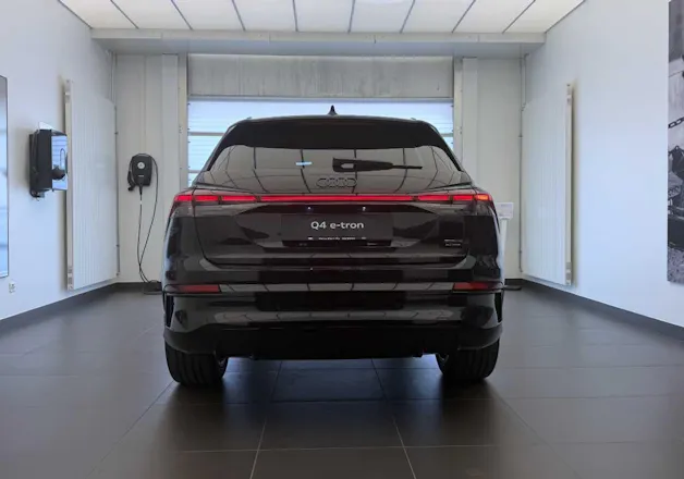 Audi Q4 e-tron SUV quattro performance Swiss Ski