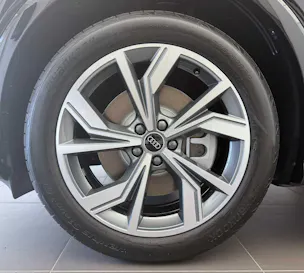 Audi Q4 e-tron SUV quattro performance Swiss Ski