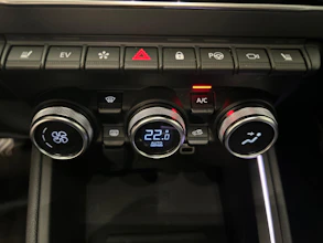 https://vehicle.imgix.net/4396009/f15e8b21-1c2b-48d1-b4c3-3ae86b7245e4.jpg
