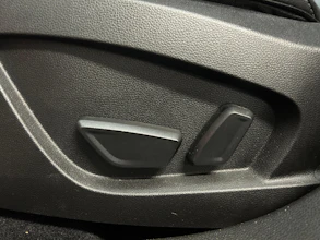 https://vehicle.imgix.net/4396072/efe8bec5-44e8-4d83-8842-b48158546dd8.jpg